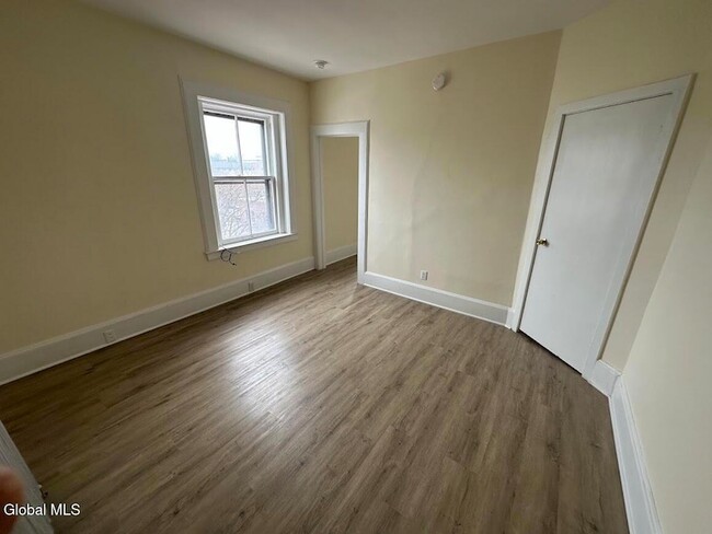 Building Photo - 16 Caroline St