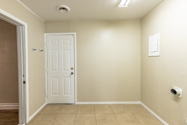 Building Photo - Three Bedroom Home in Quiet Neighborhood