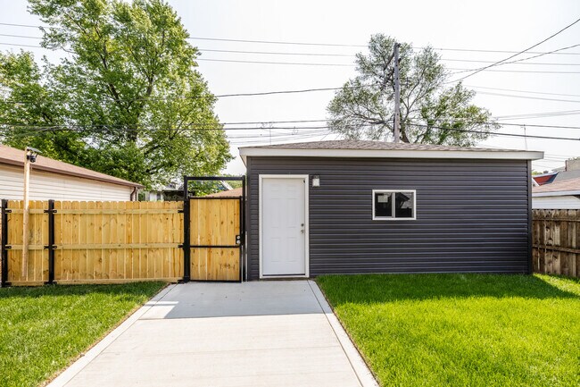 Building Photo - 1044 N Springfield Ave