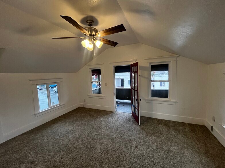 Building Photo - 201 E Eagle St