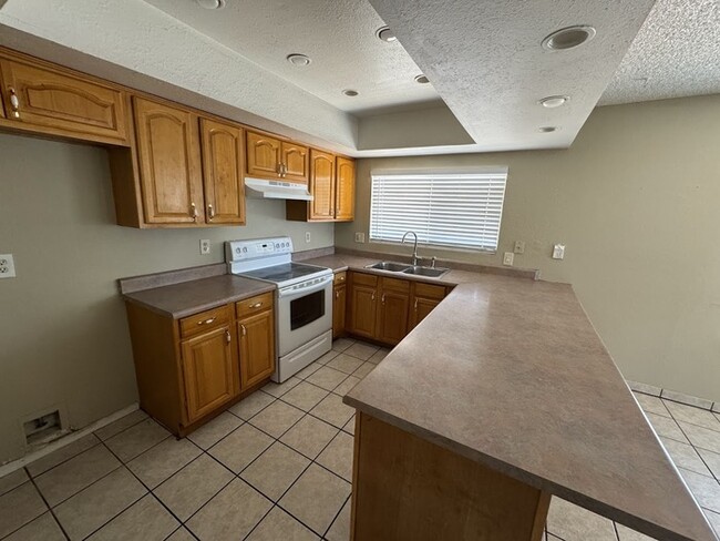Building Photo - Peoria 3br House with Garage