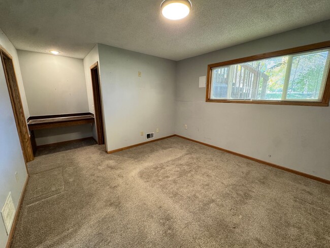 Building Photo - Charming 2 Bedroom Townhome in Cottage Gro...