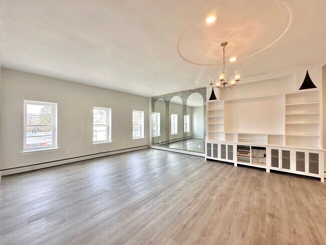 Building Photo - 449 N Main St