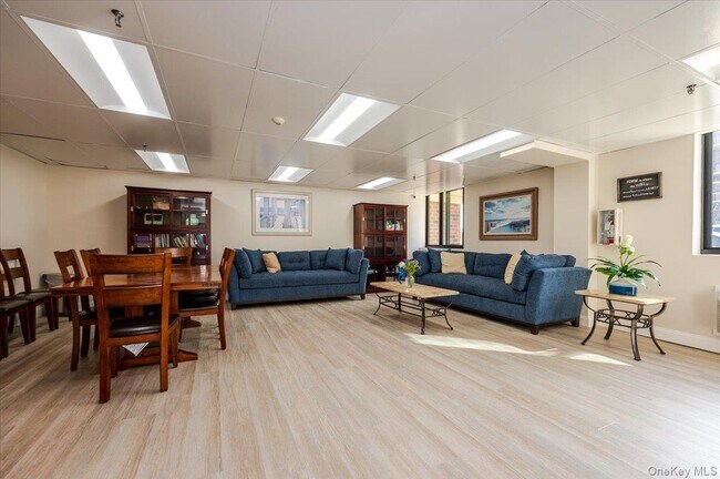 Building Photo - 730 W Broadway