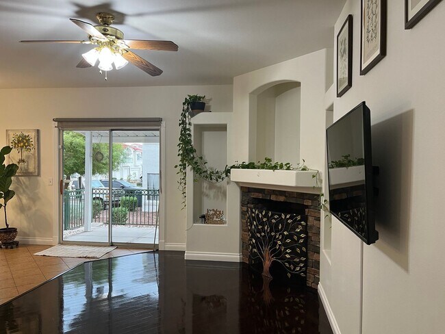 Building Photo - Remodeled, first floor 1428 sq ft, 2 bed+ ...