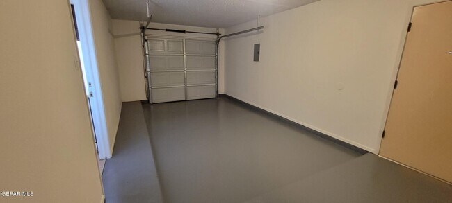 Building Photo - 5761 Longview Dr