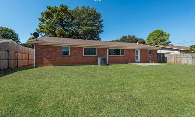 Building Photo - 411 Yorkshire Dr