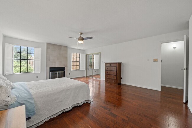 Building Photo - 9850 Pagewood Ln