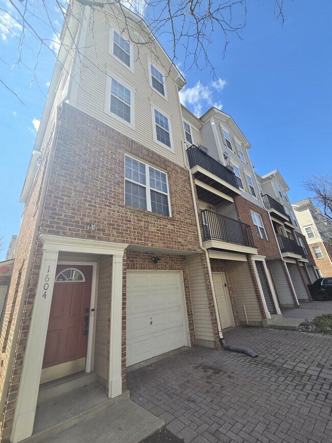 Building Photo - 1604 Post Oak Dr