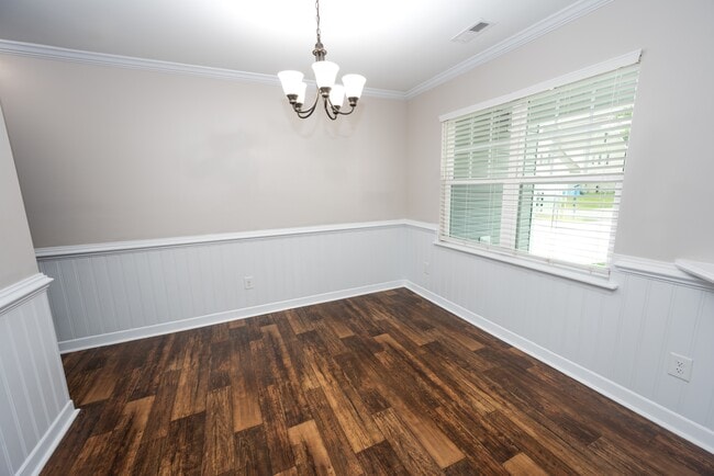 Building Photo - 204 Gillcrest Ct