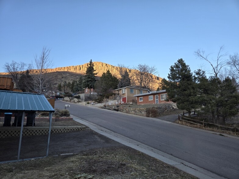 Front yard looking north - 416 Boyd St