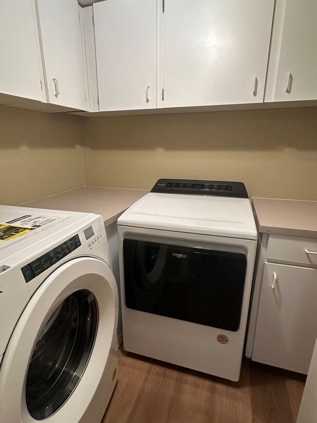 Building Photo - 2 Bedroom Quintet Condo off West Burnside ...
