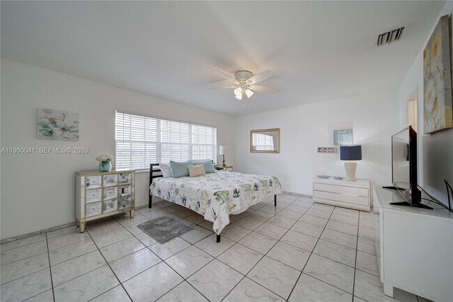 Building Photo - 2855 NE 30th St