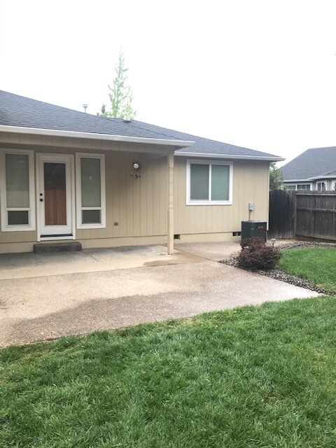 Building Photo - 1335 Sandy Ln