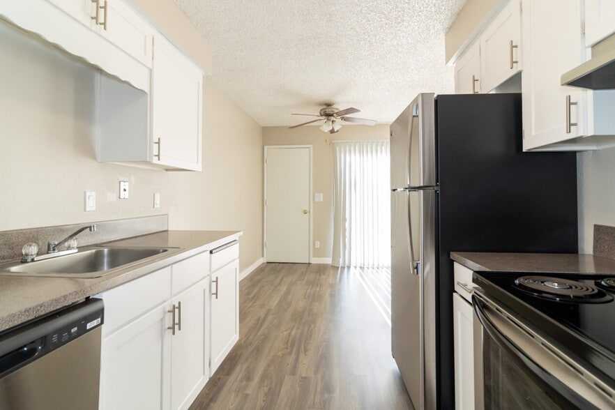 2 Bedroom - Kitchen - Battle Creek Lodge Apartments