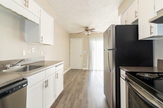 2 Bedroom - Kitchen - Battle Creek Lodges