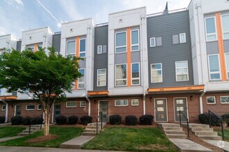 Building Photo - Beautiful Modern Townhome in South End Ava...