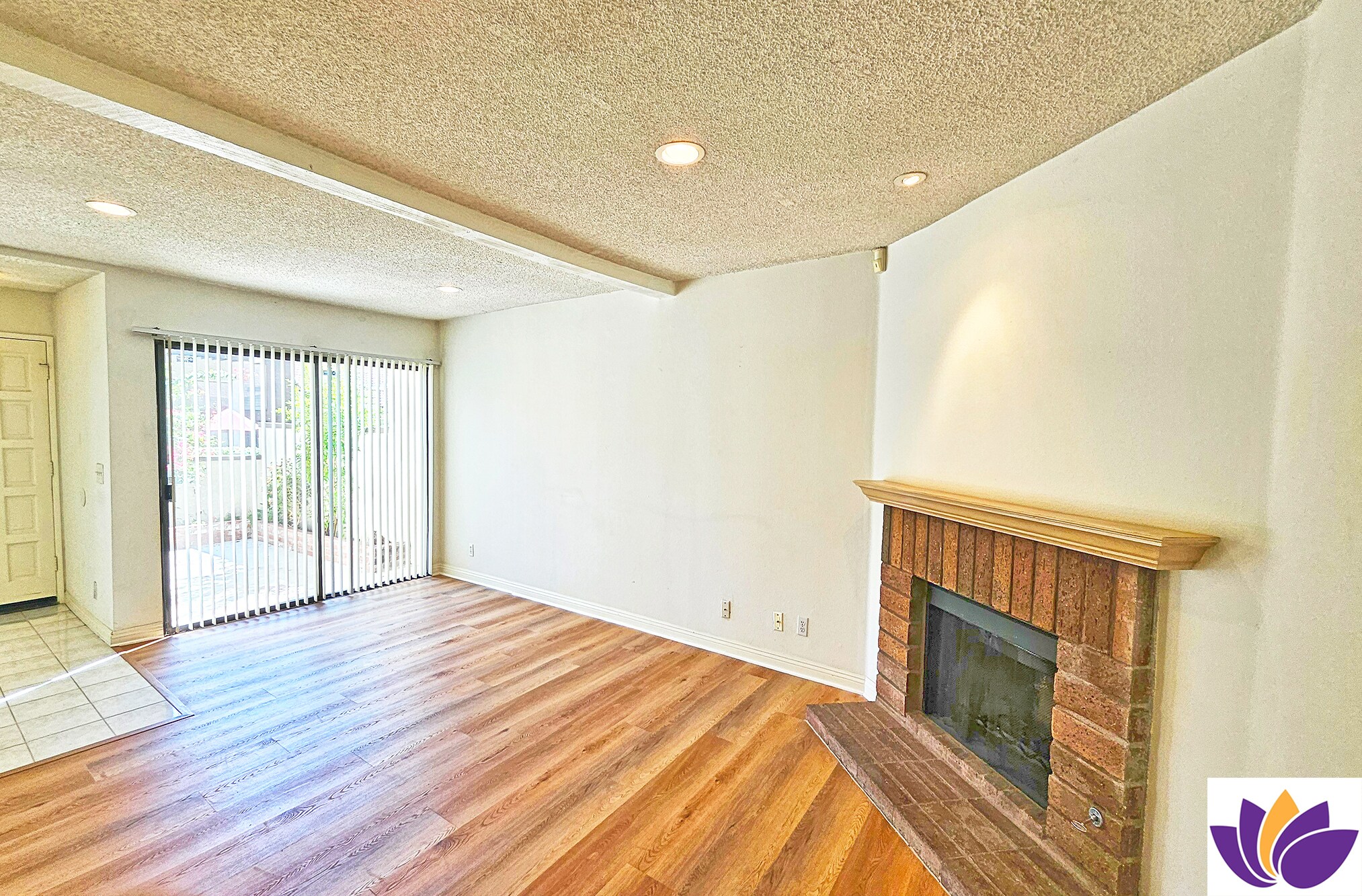 Building Photo - 5800 Owensmouth Ave