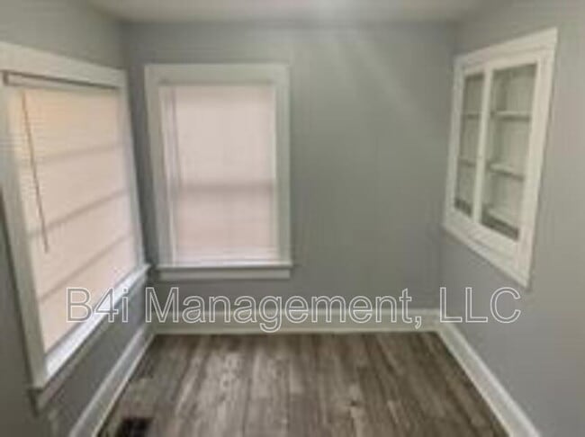 Building Photo - 205 Porter St SW