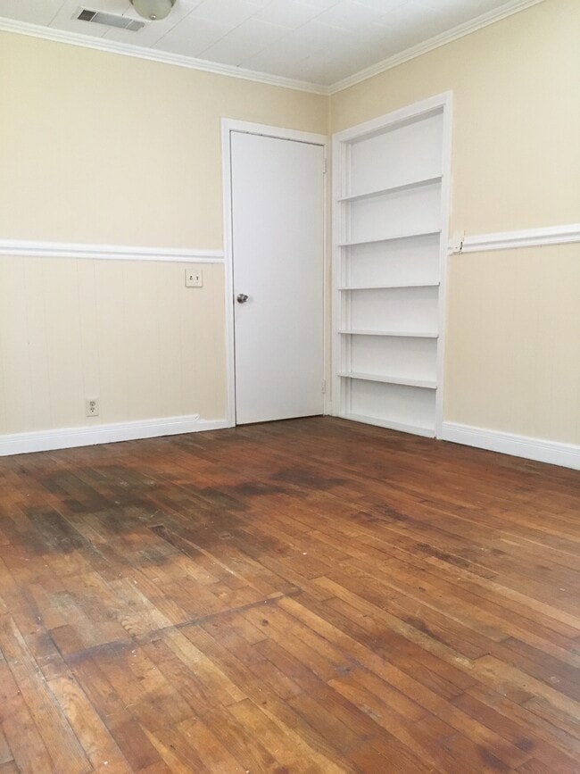 Building Photo - 300 Catherine Ave