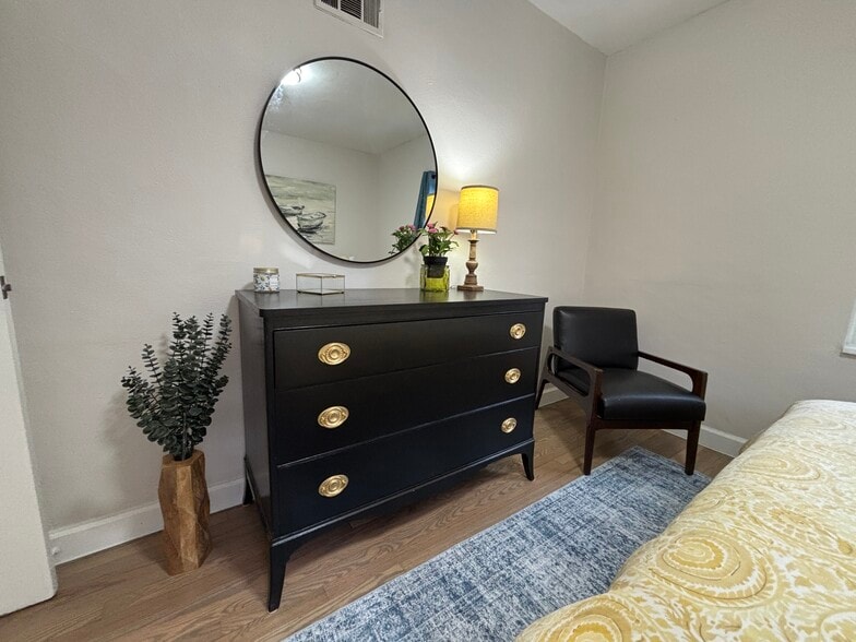 Building Photo - 5025 Lenox Ave