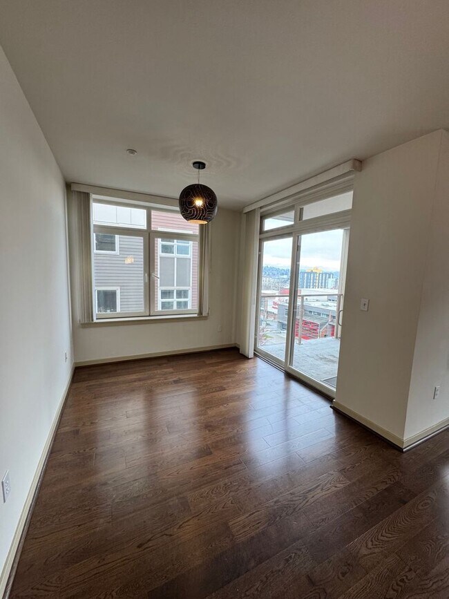 Building Photo - Spacious 2 bed 2 bath, 1000+ sq ft. condo on Market St in Ballard