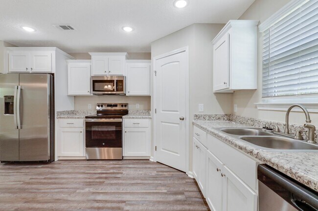 Building Photo - JESUP HOME FOR RENT!!