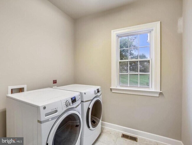 Building Photo - 14673 Falconaire Pl