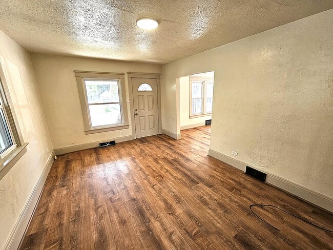 Building Photo - 561 Cole Ave