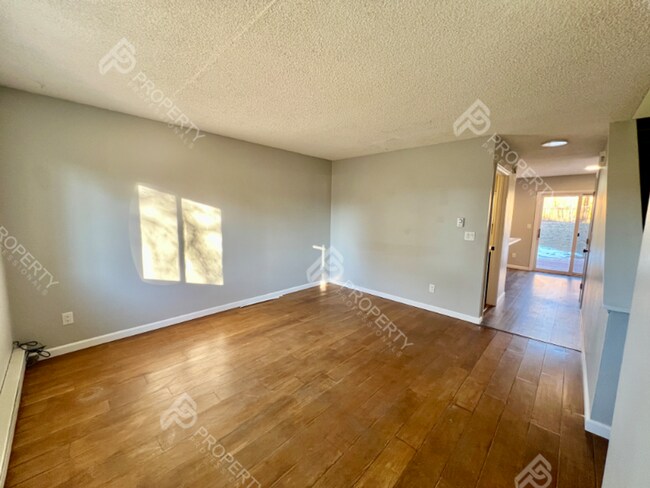 Building Photo - Em Ave Duplex