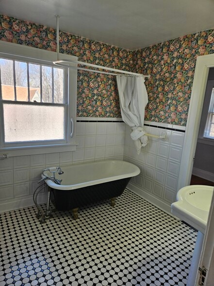 Building Photo - 2234 S Main St