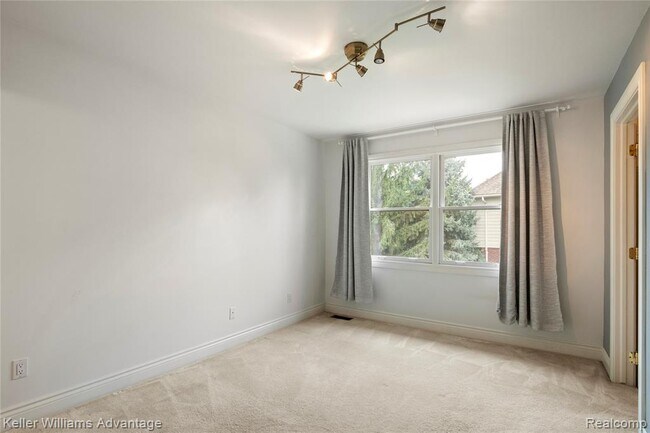 Building Photo - 47611 Manorwood Dr