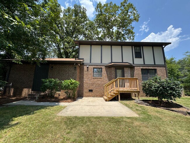 Building Photo - Renovated 3/2.5 House in Chieftain Hills- ...