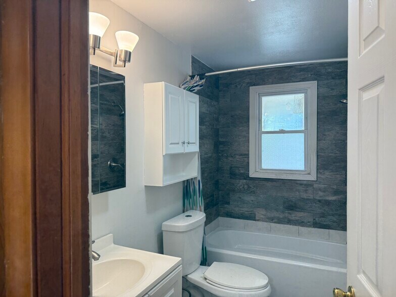 Full bathroom - upstairs - 15 Brook St