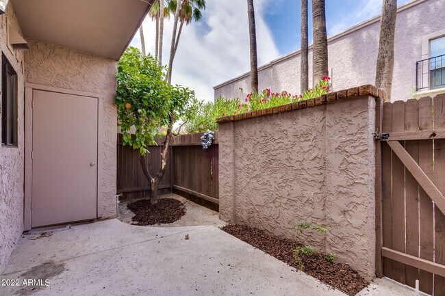 Building Photo - 7290 E Rancho Vista Dr