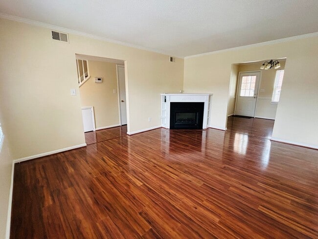 Building Photo - Charming 2 bedroom, 2.5 bathroom townhome in Greensboro w/2 master-suites/community pool