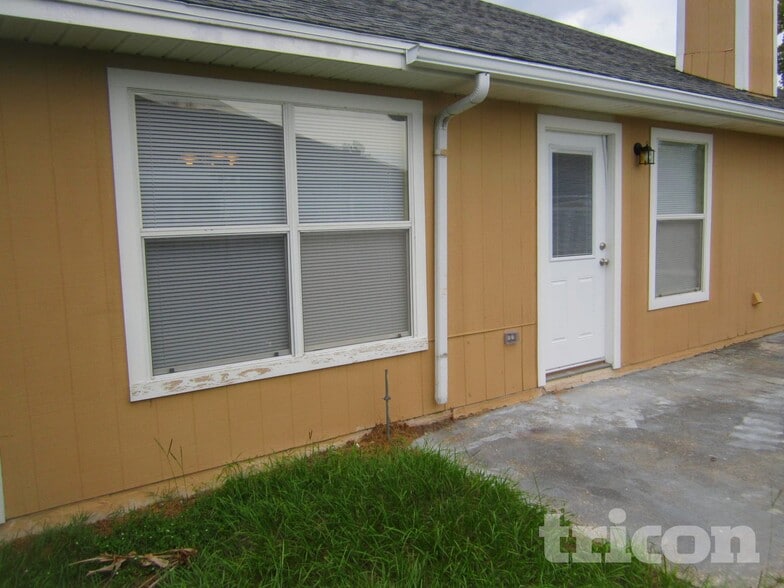 Building Photo - 325 Island View Cir