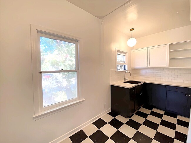 Building Photo - 920 N Hoover St