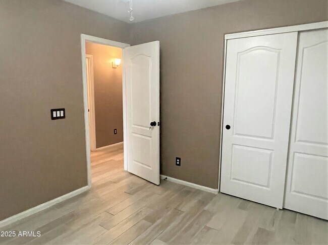 Building Photo - 416 E Chicory Pl