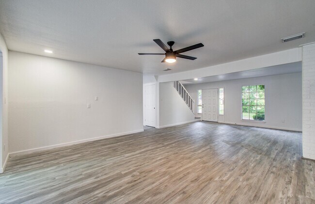 Building Photo - 534 Robert E Lee Dr