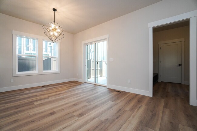 Building Photo - 150 N Edgewood Ln