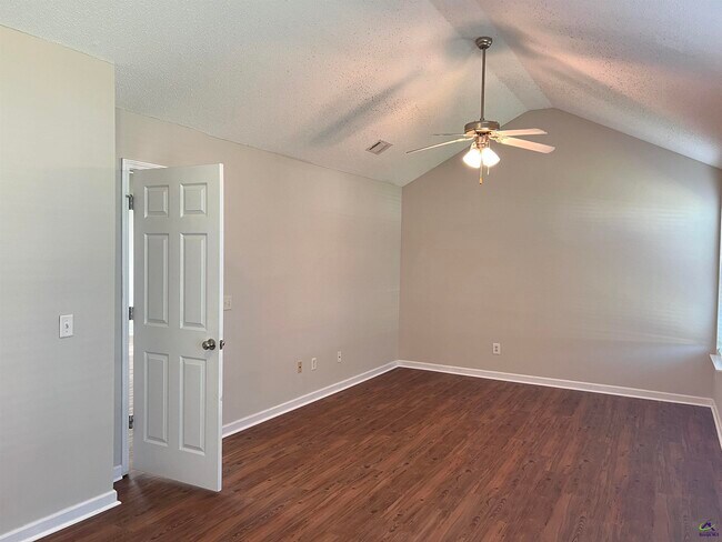 Building Photo - 401 Timberwind Dr