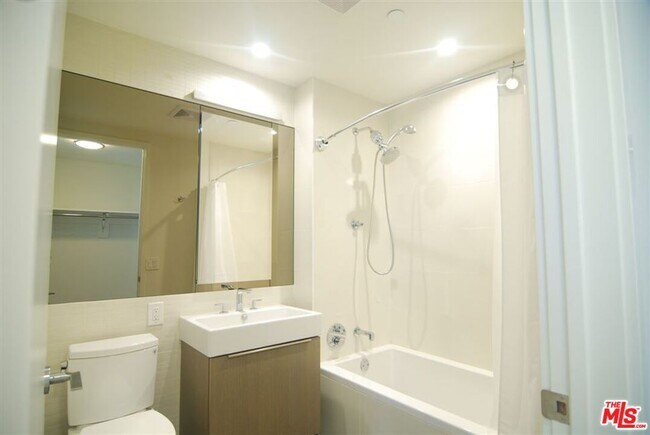 Building Photo - 889 Francisco St