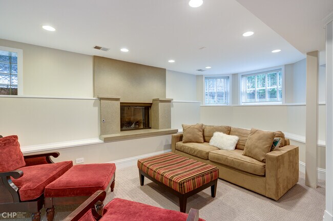 Building Photo - 2663 N Marshfield Ave