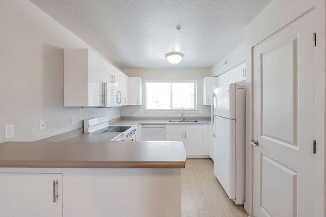 Building Photo - Beautiful Modern Orem Condo w free interne...