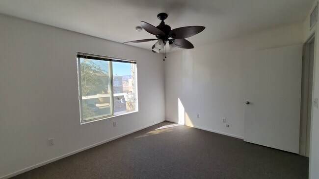 Building Photo - 8070 W Russell Rd