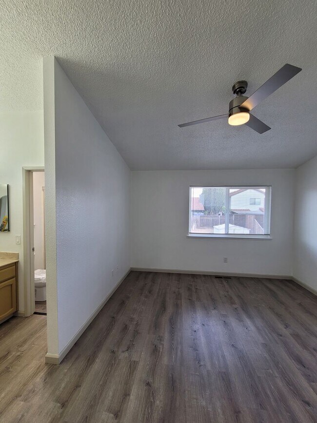 Building Photo - Charming 3-bedroom, 2.5-bathroom house with solar!