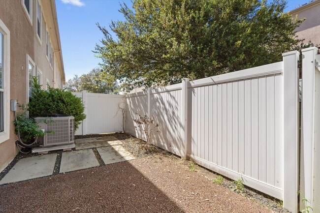 Building Photo - Lovely 2 Bedroom, 2.5 Bath Townhome w/ 2-Car Garage in Cedar Park!