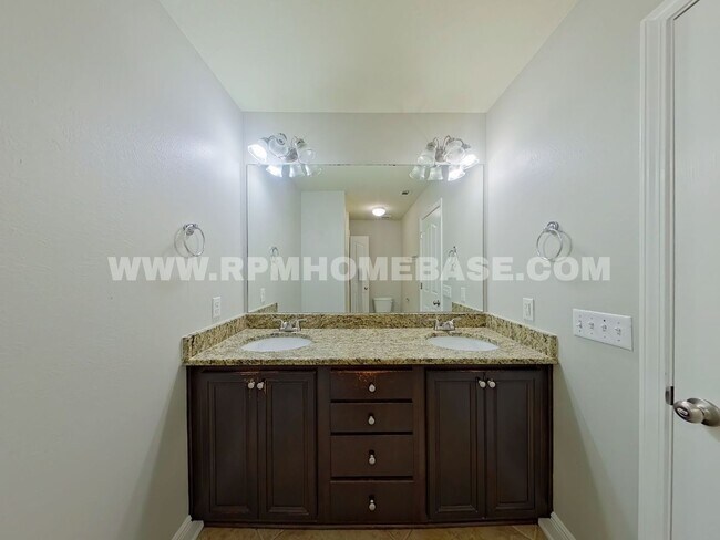 Building Photo - Charming Rental Townhome in Reserve Pointe...