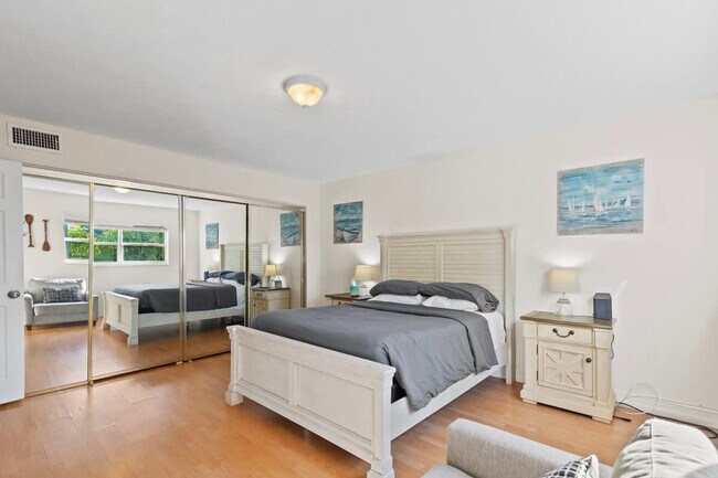 Building Photo - 2424 NE 9th St